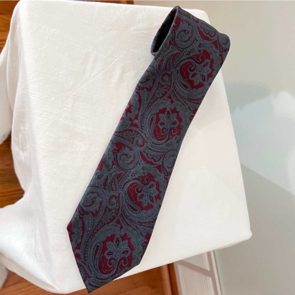Sophisticated 100% Silk Red and Gray Paisley Tie for Formal Occasions